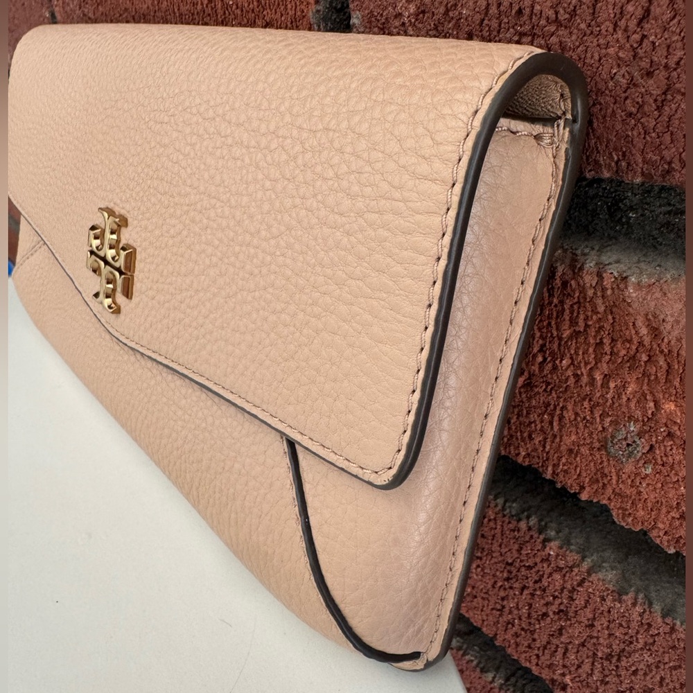Tory Burch Cream Pebble Leather Kira Clutch with Gold Logo - Picture 2 of 10